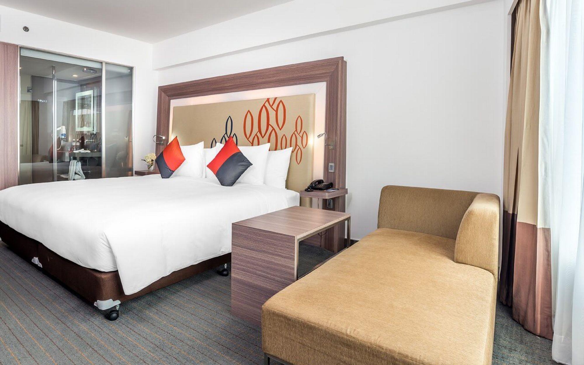 Hilton Garden Inn Bangkok Silom Экстерьер фото