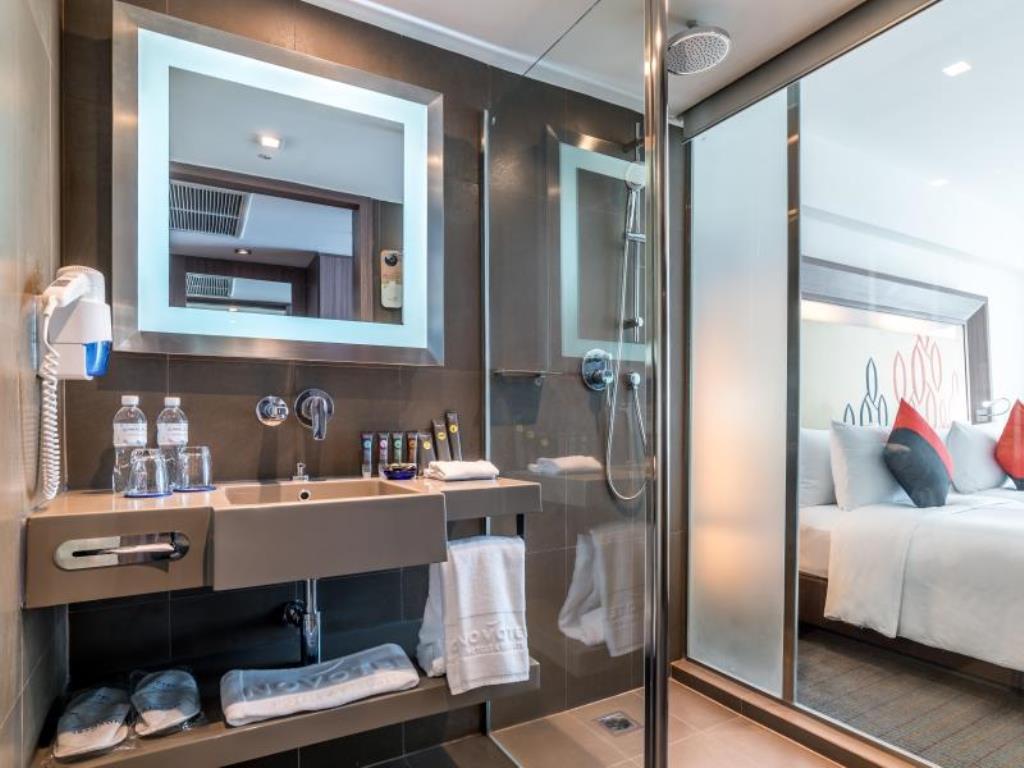 Hilton Garden Inn Bangkok Silom Экстерьер фото