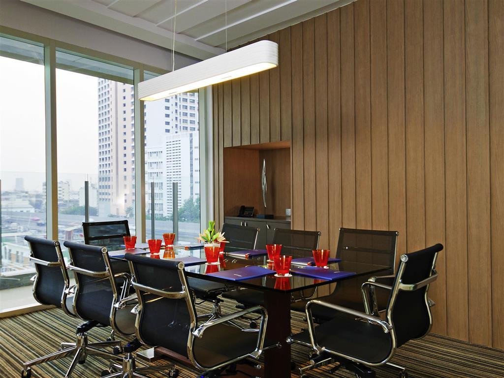 Hilton Garden Inn Bangkok Silom Экстерьер фото