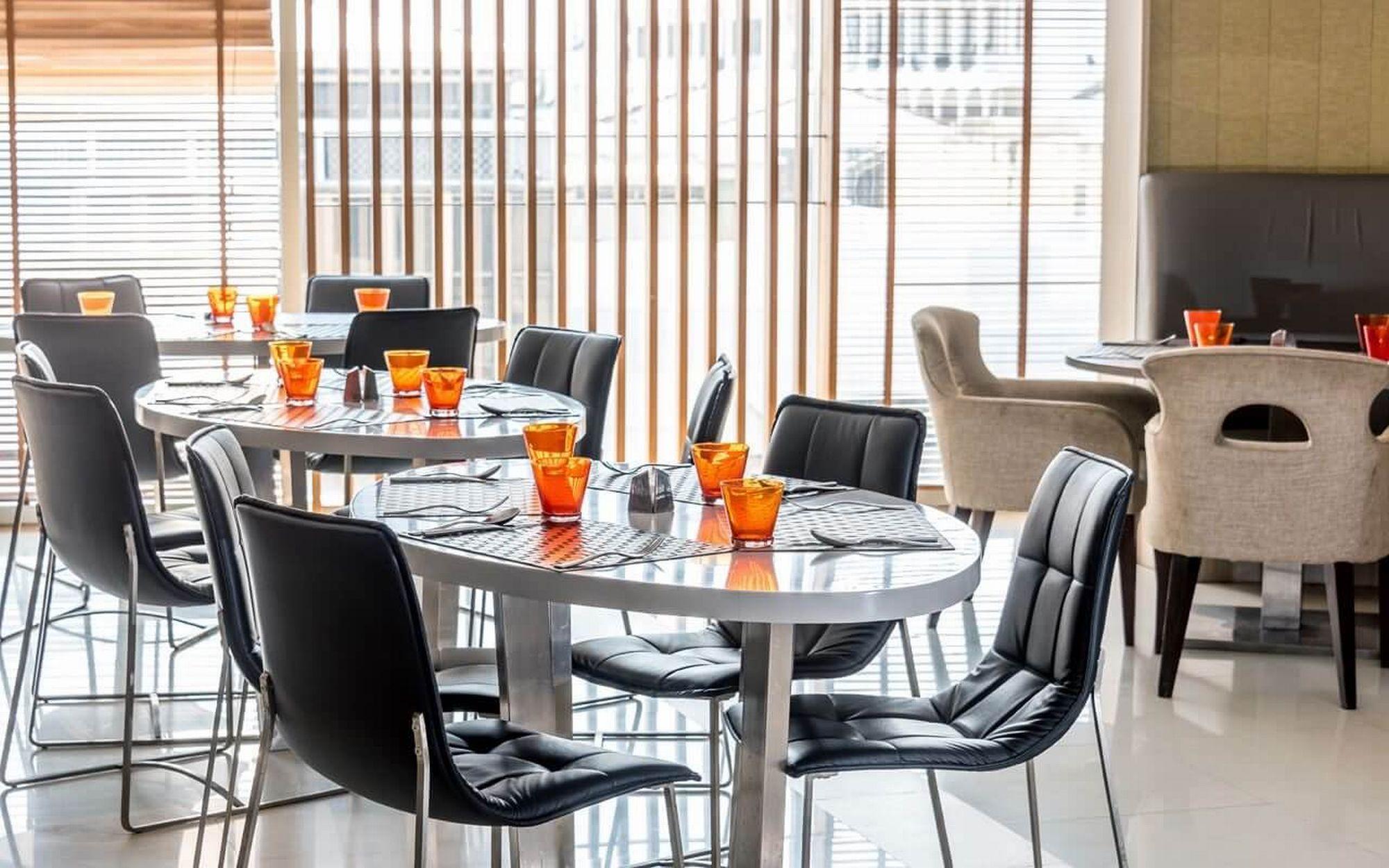 Hilton Garden Inn Bangkok Silom Экстерьер фото
