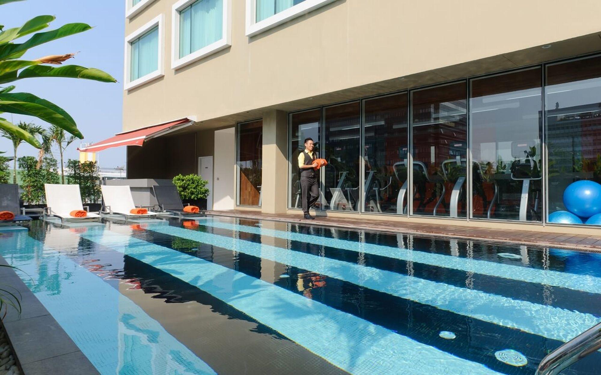 Hilton Garden Inn Bangkok Silom Экстерьер фото
