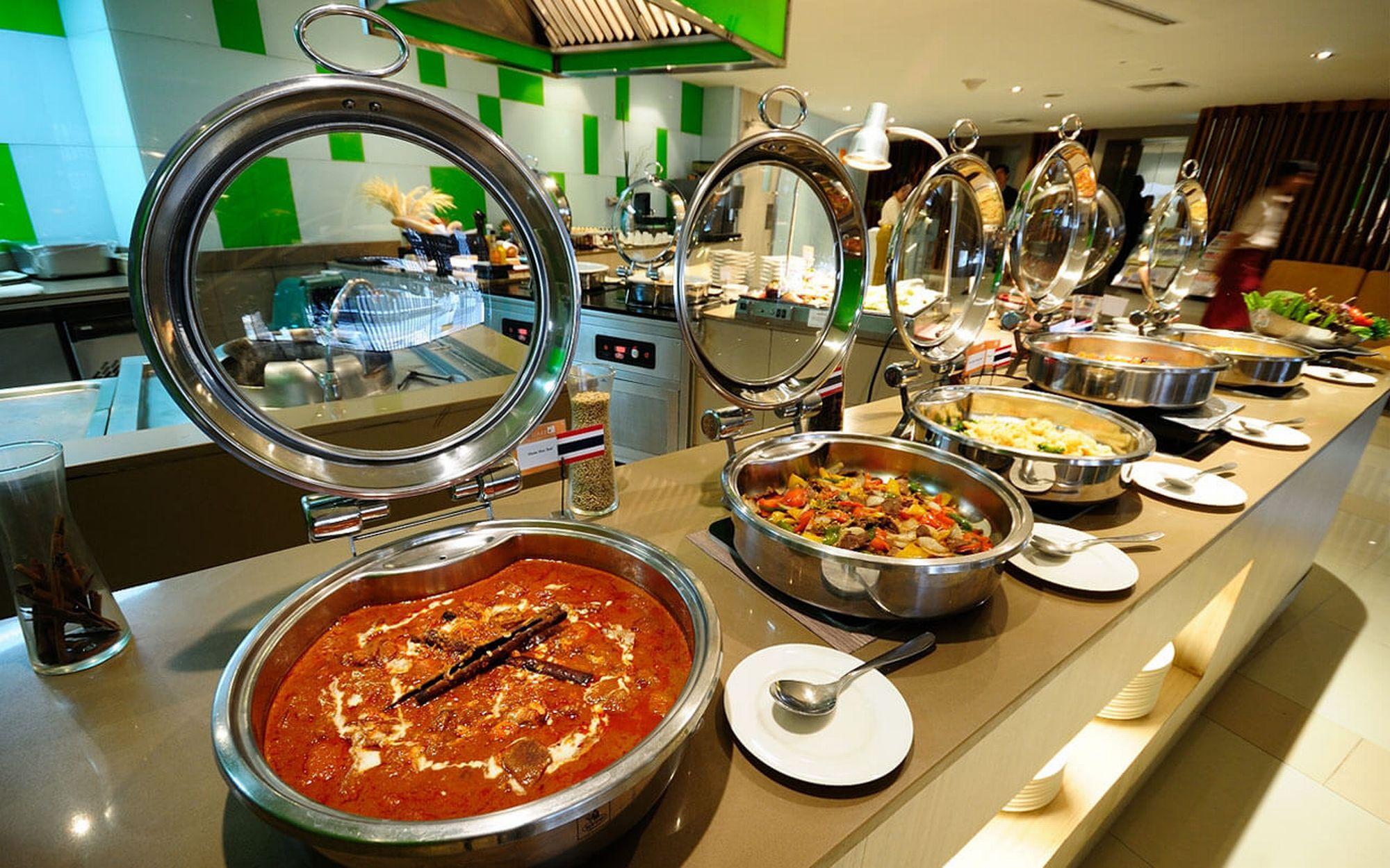 Hilton Garden Inn Bangkok Silom Экстерьер фото