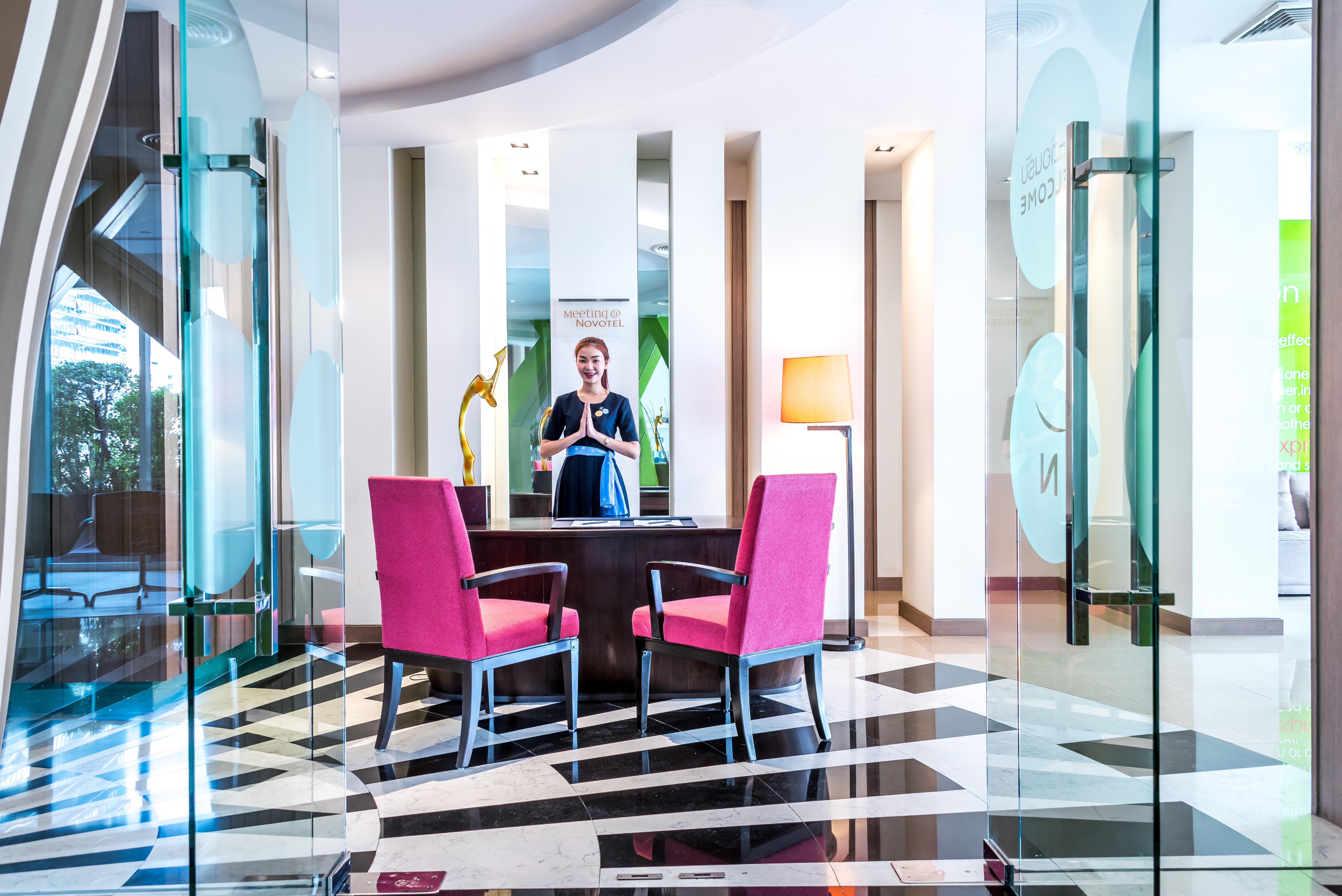 Hilton Garden Inn Bangkok Silom Экстерьер фото