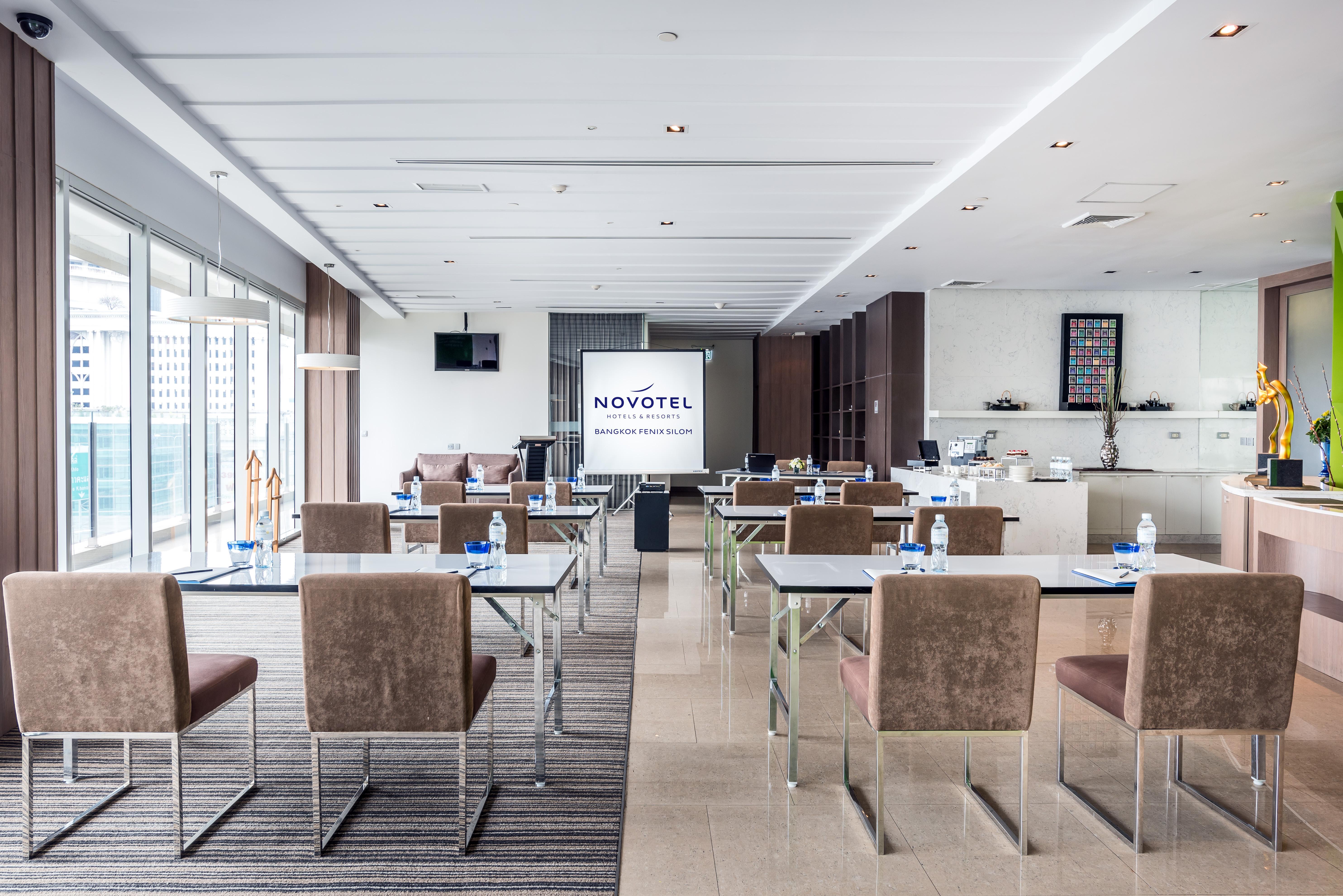 Hilton Garden Inn Bangkok Silom Экстерьер фото