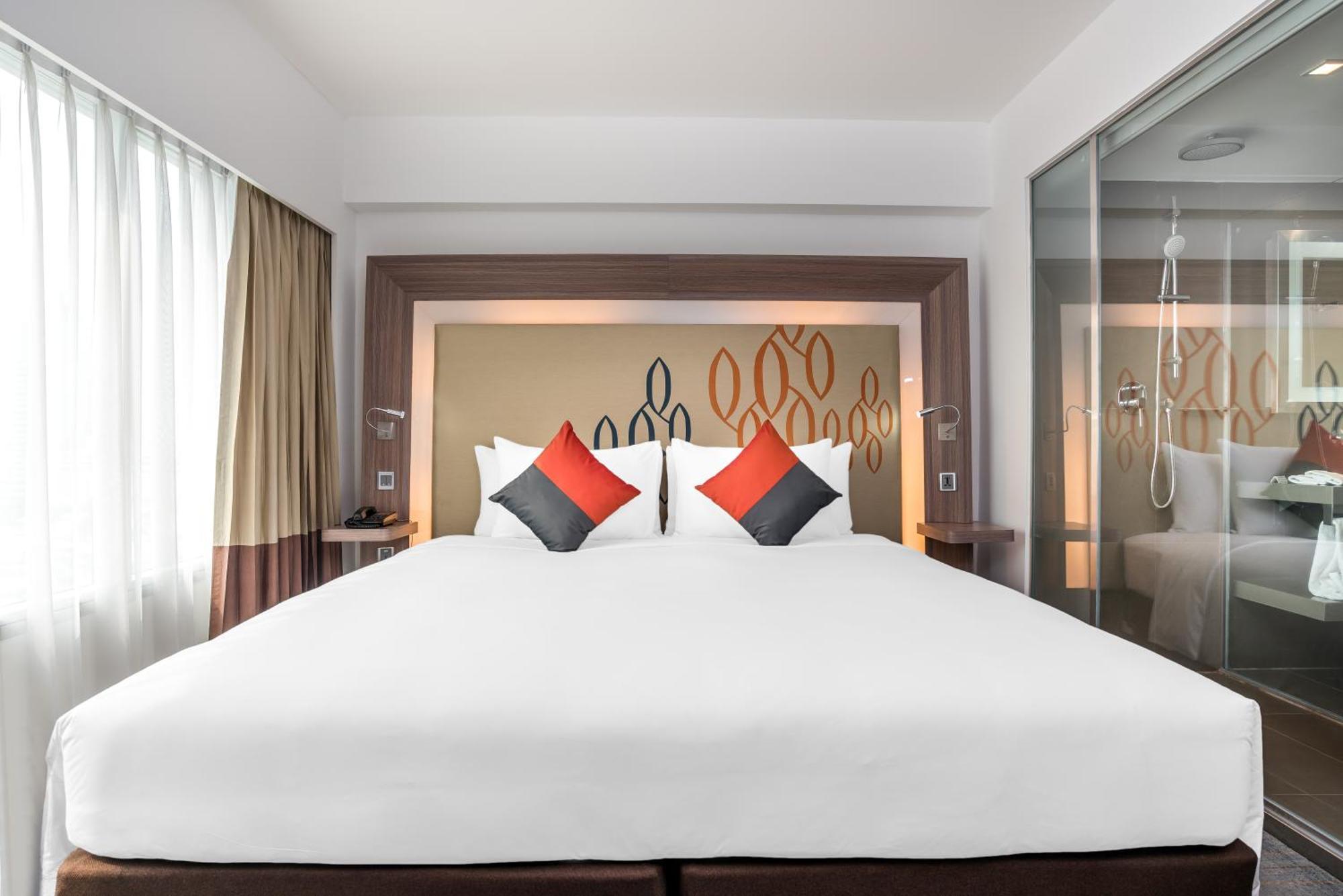 Hilton Garden Inn Bangkok Silom Экстерьер фото