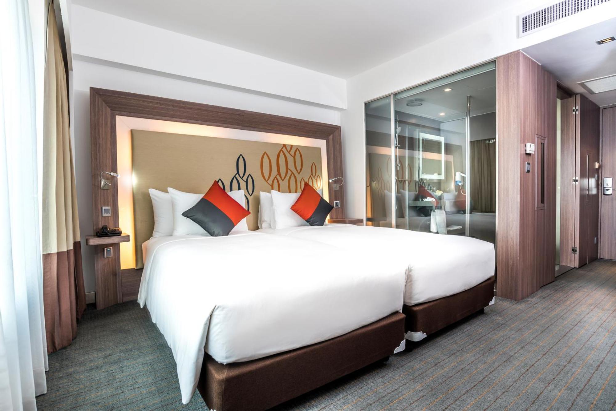 Hilton Garden Inn Bangkok Silom Экстерьер фото