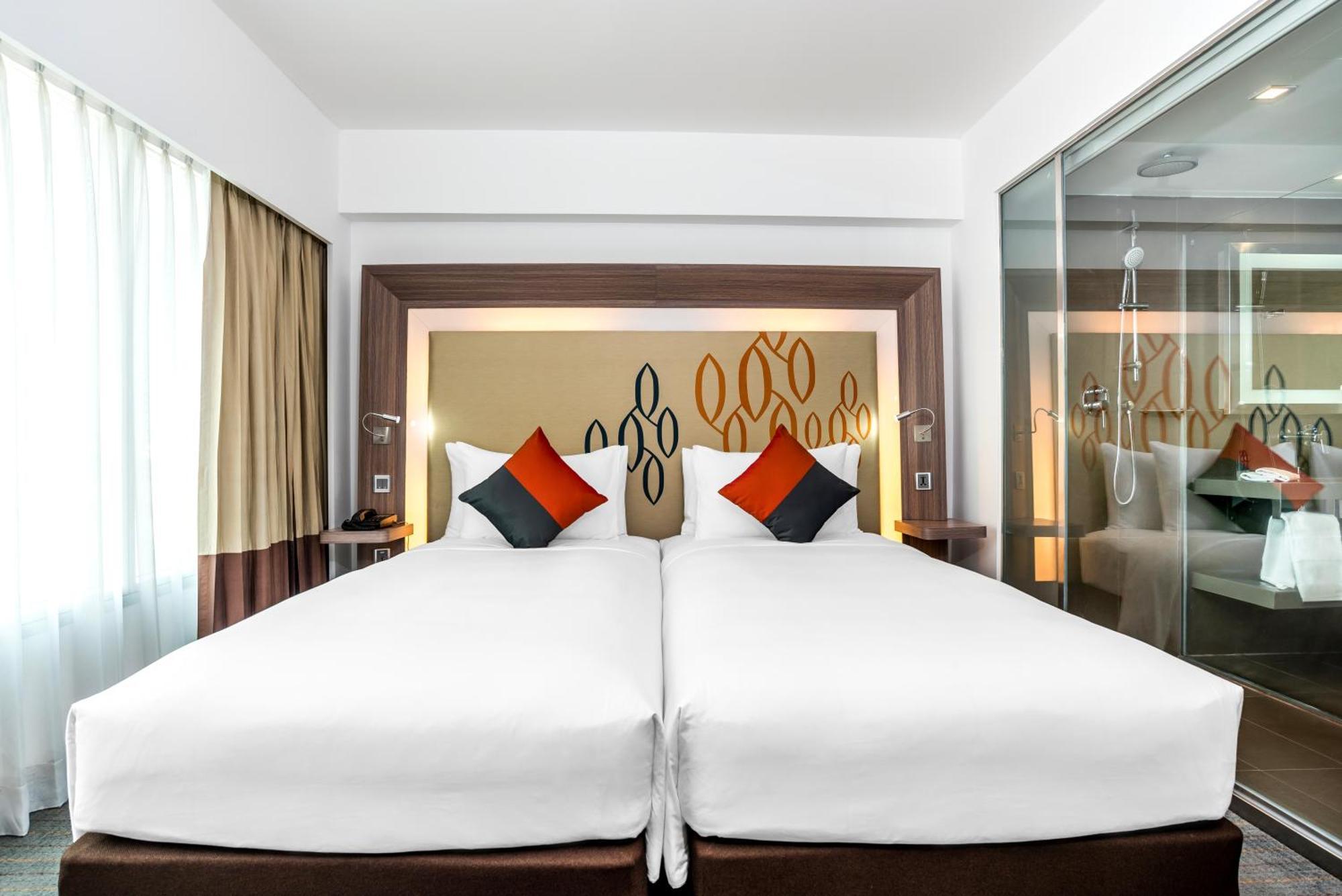 Hilton Garden Inn Bangkok Silom Экстерьер фото