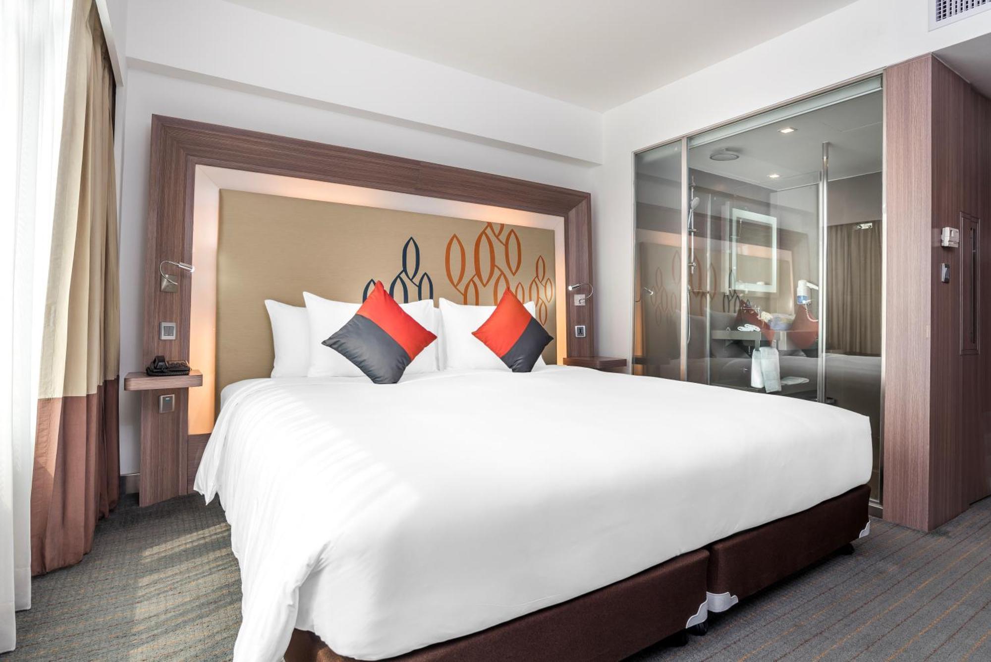 Hilton Garden Inn Bangkok Silom Экстерьер фото
