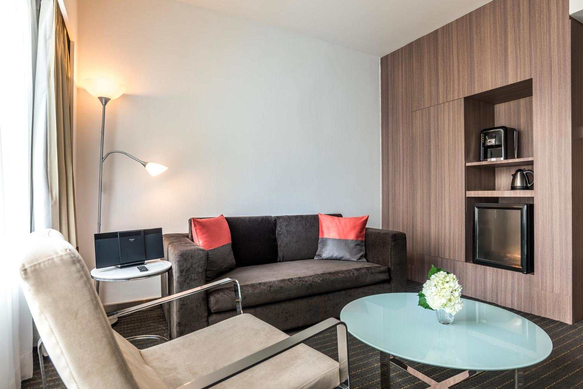 Hilton Garden Inn Bangkok Silom Экстерьер фото