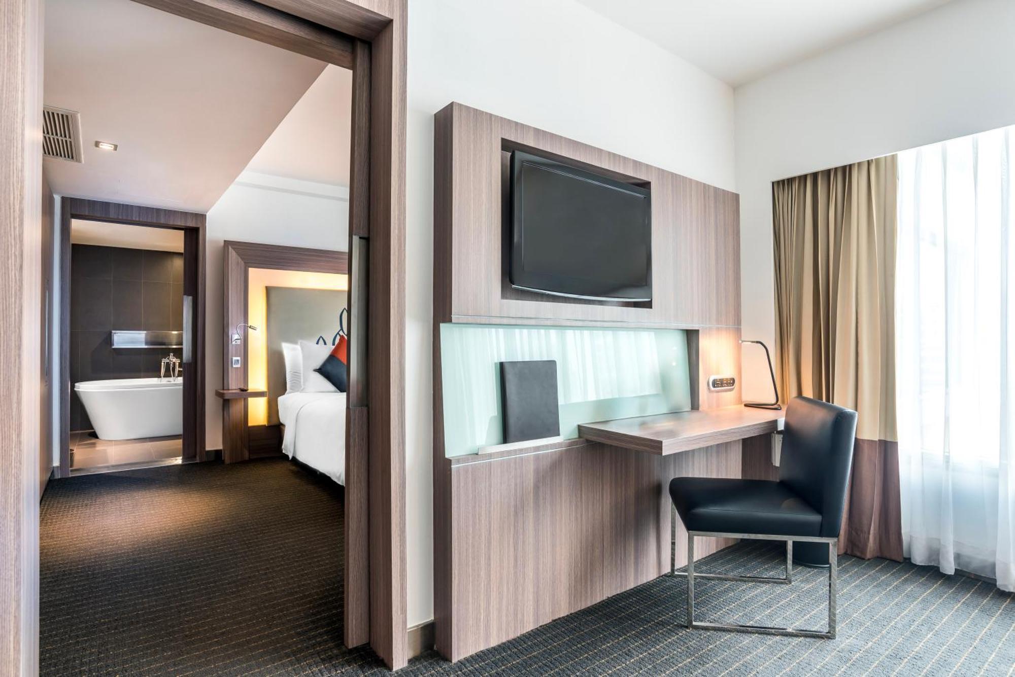 Hilton Garden Inn Bangkok Silom Экстерьер фото