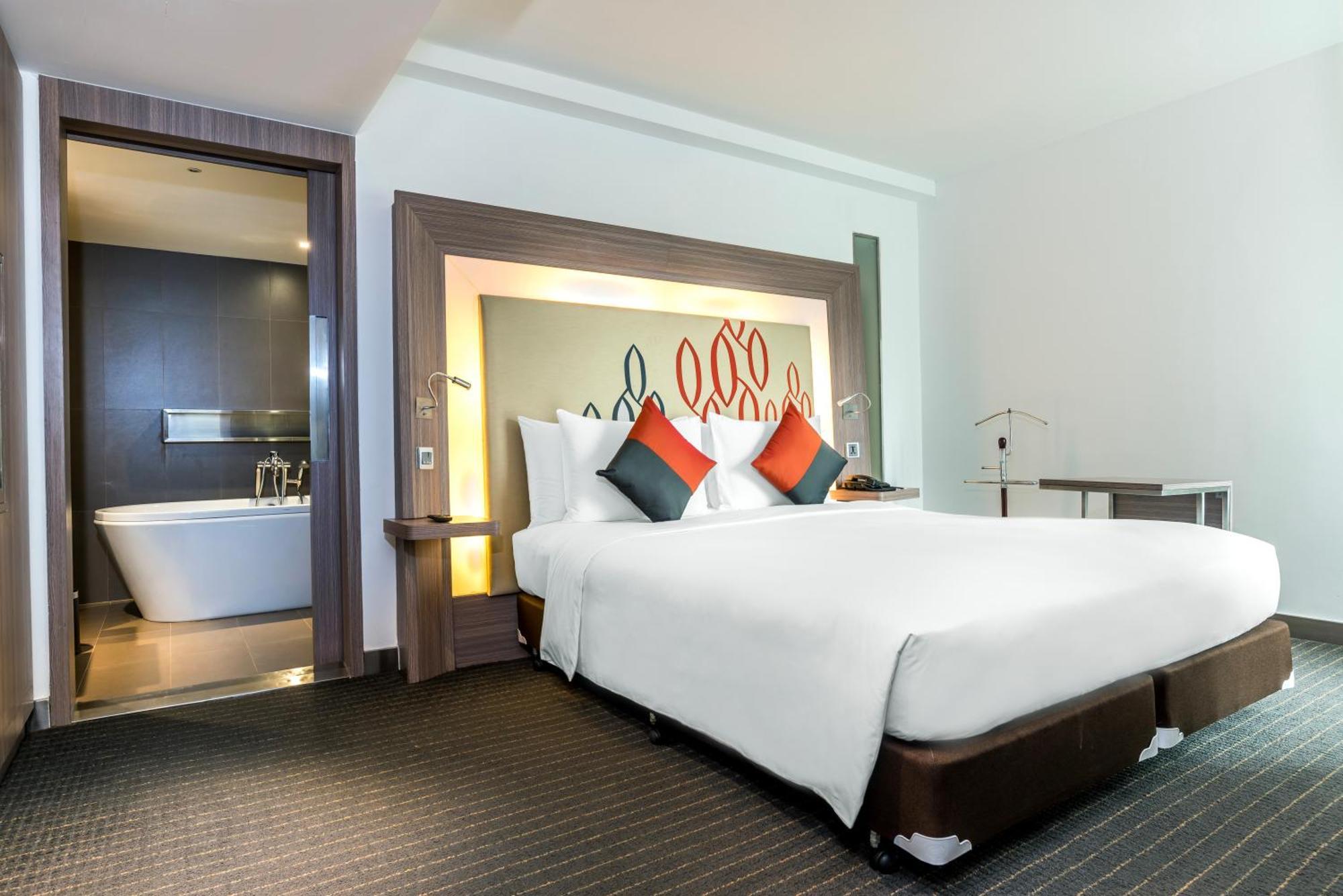 Hilton Garden Inn Bangkok Silom Экстерьер фото
