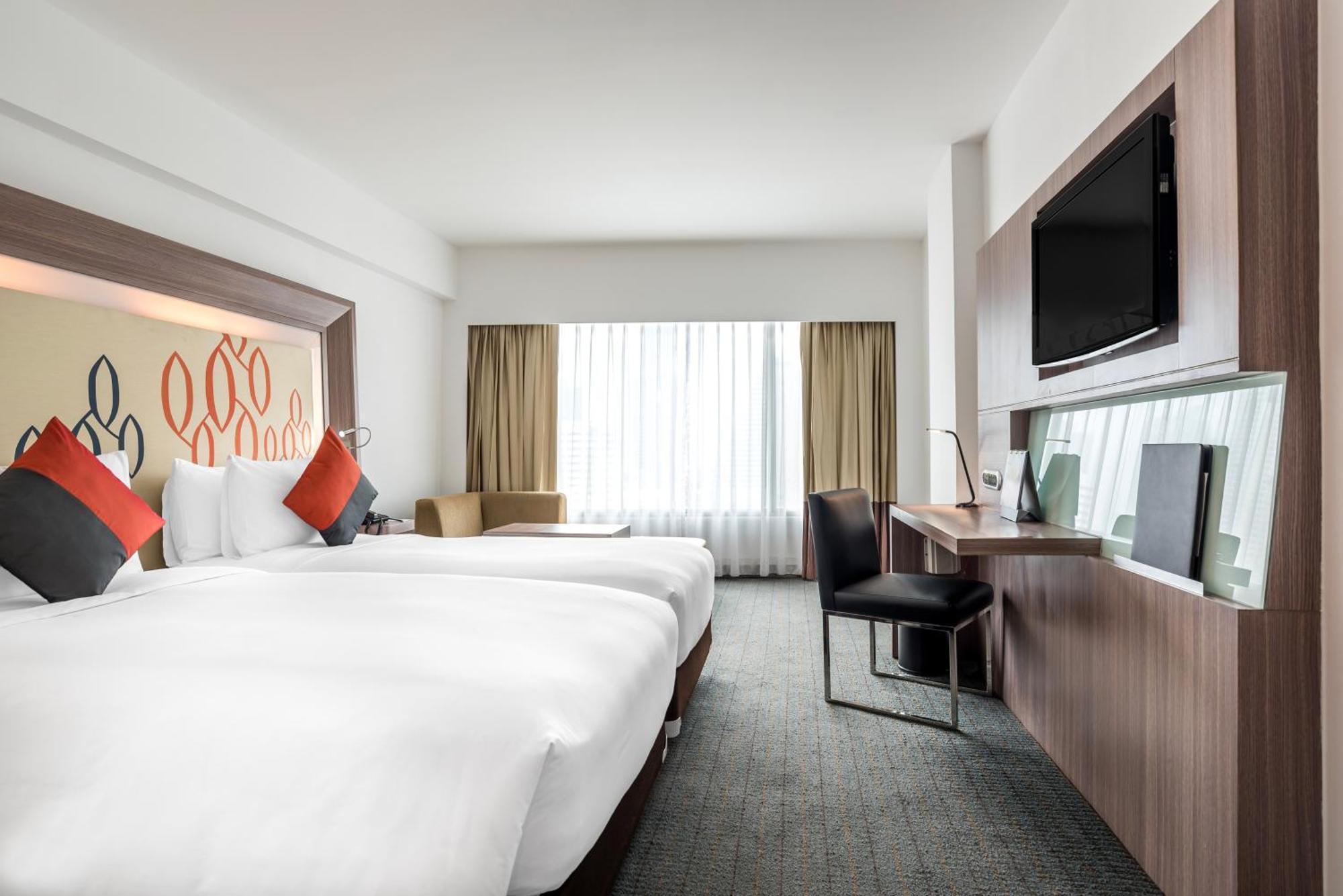 Hilton Garden Inn Bangkok Silom Экстерьер фото