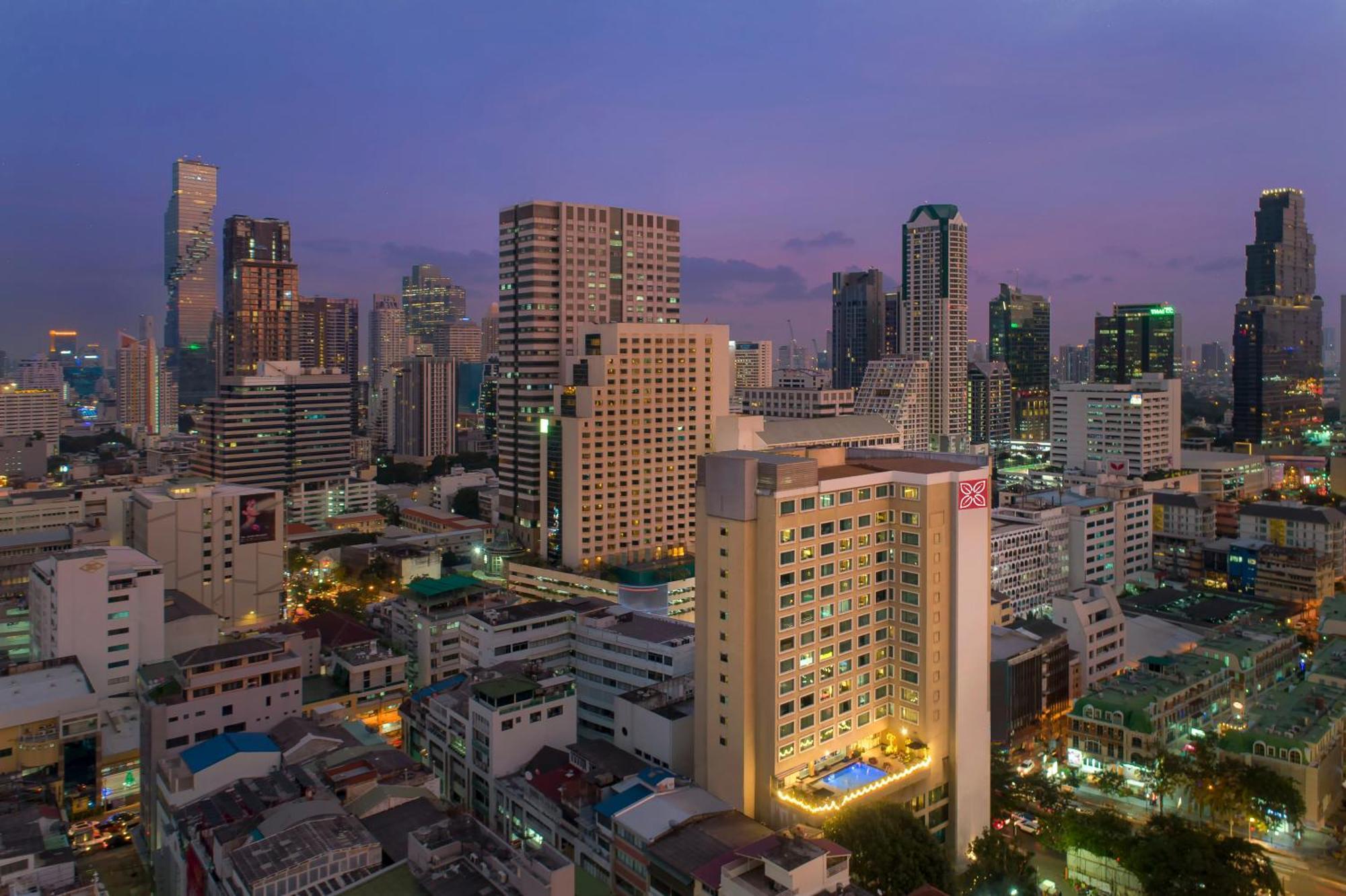Hilton Garden Inn Bangkok Silom Экстерьер фото