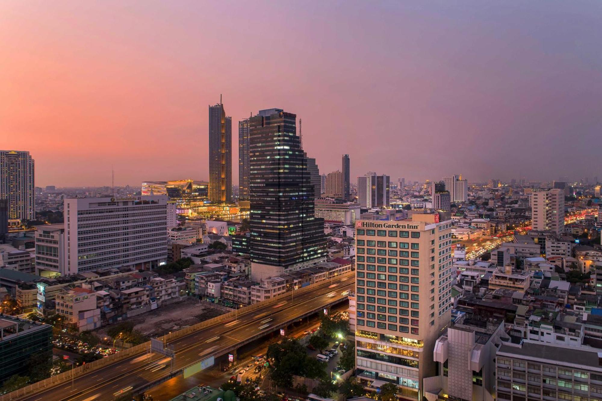 Hilton Garden Inn Bangkok Silom Экстерьер фото