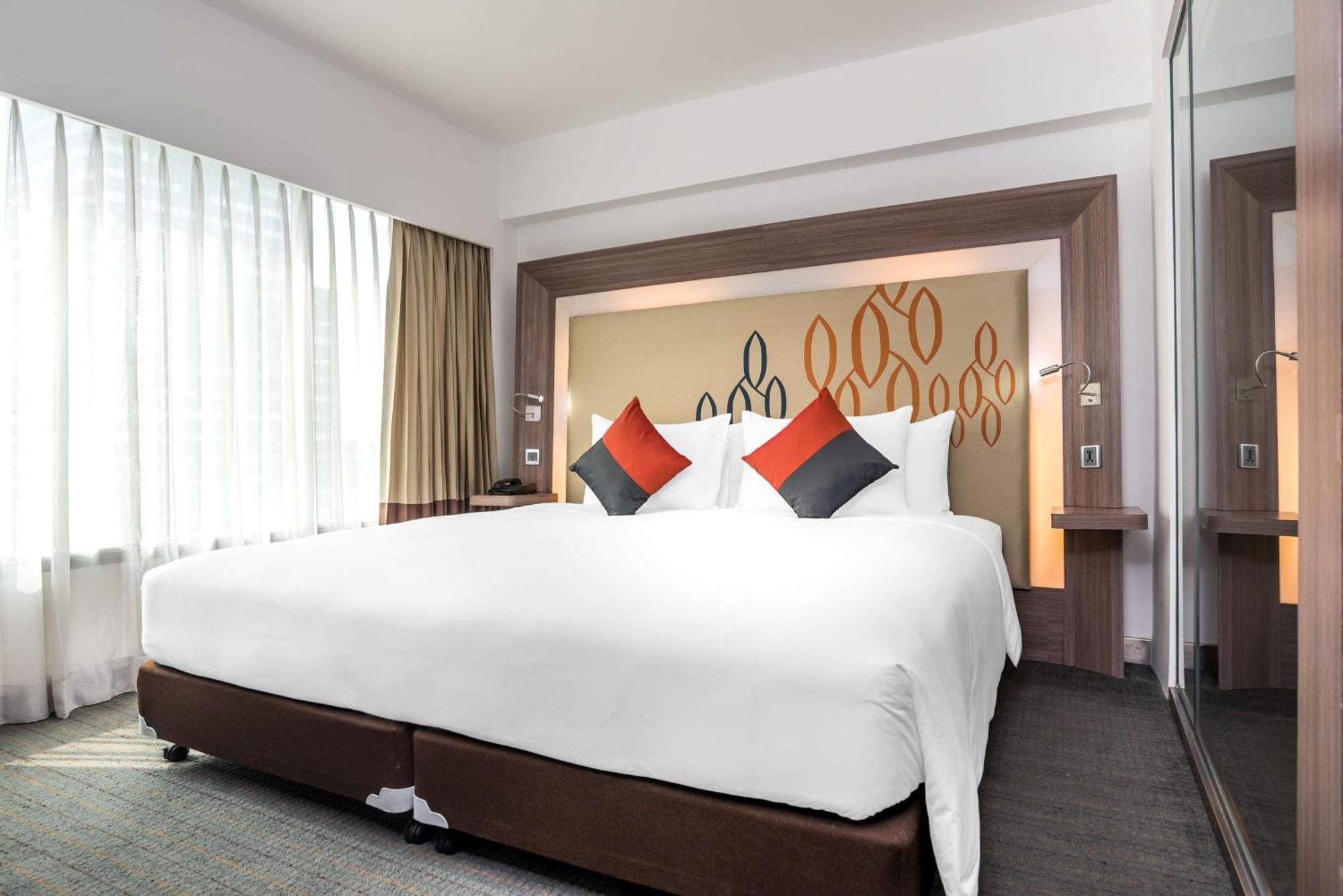 Hilton Garden Inn Bangkok Silom Экстерьер фото