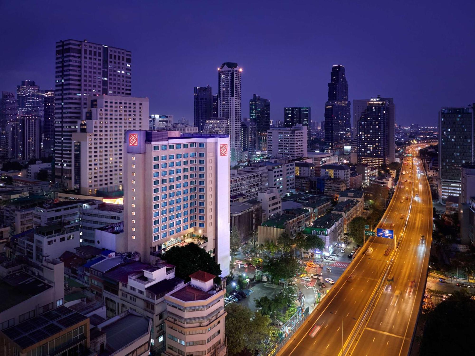 Hilton Garden Inn Bangkok Silom Экстерьер фото