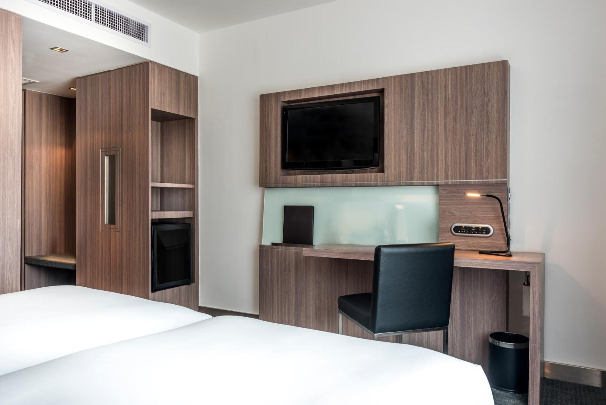 Hilton Garden Inn Bangkok Silom Экстерьер фото