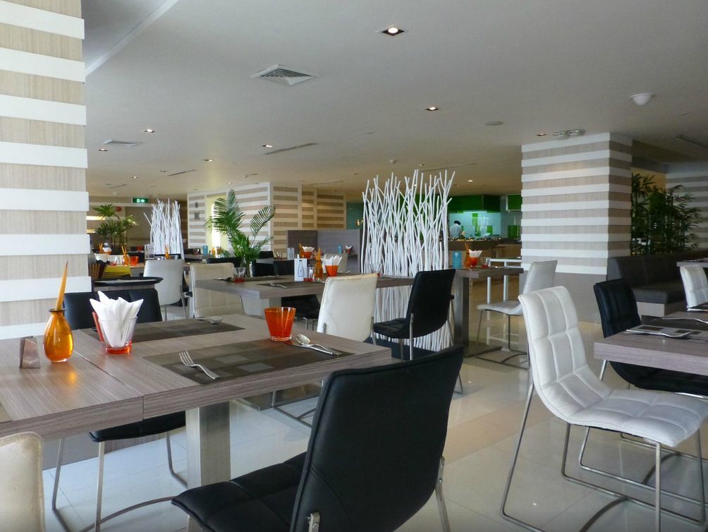 Hilton Garden Inn Bangkok Silom Экстерьер фото