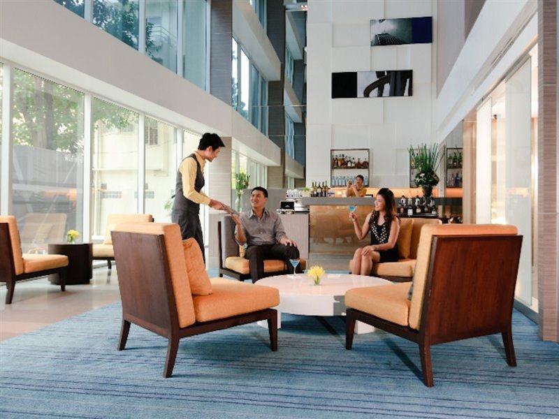 Hilton Garden Inn Bangkok Silom Экстерьер фото