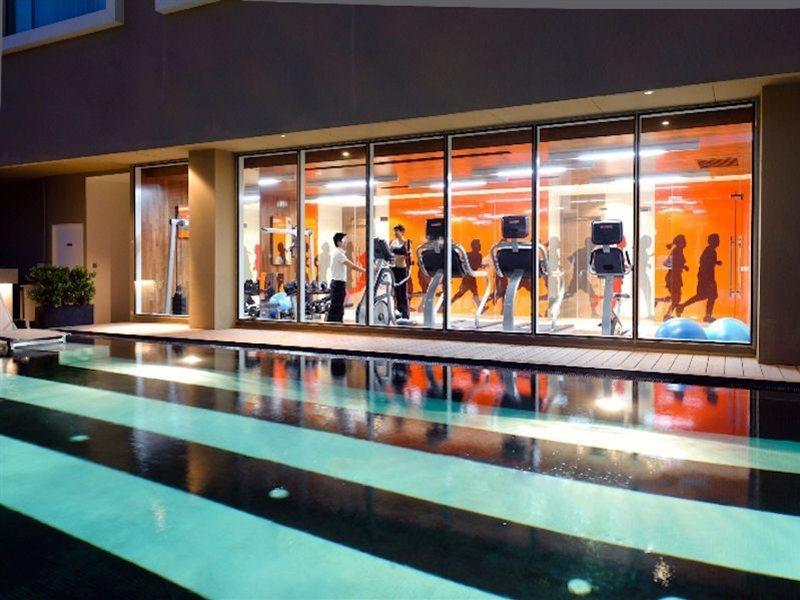 Hilton Garden Inn Bangkok Silom Экстерьер фото