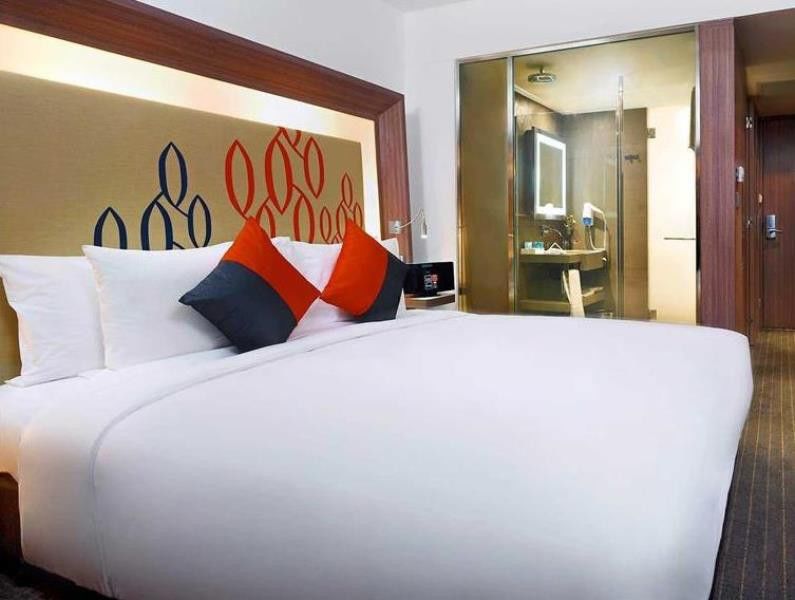Hilton Garden Inn Bangkok Silom Экстерьер фото