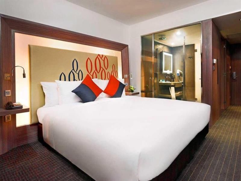 Hilton Garden Inn Bangkok Silom Экстерьер фото