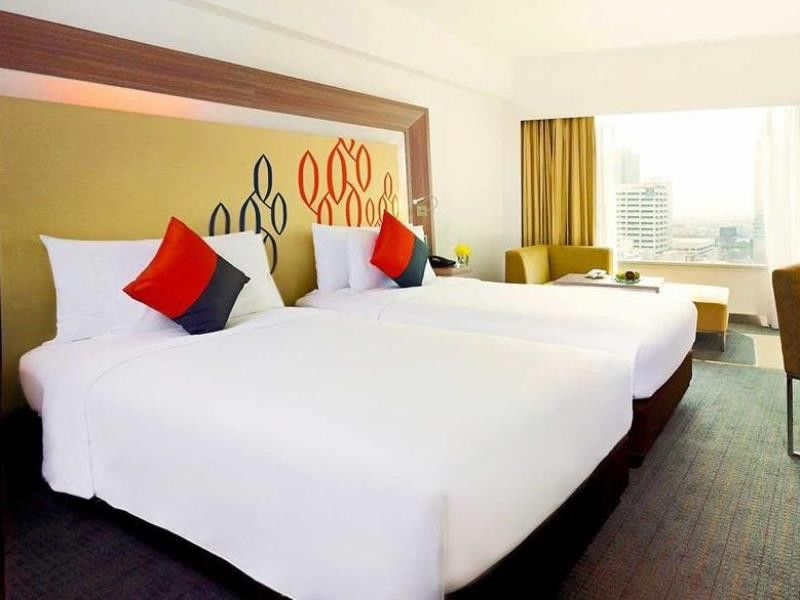 Hilton Garden Inn Bangkok Silom Экстерьер фото