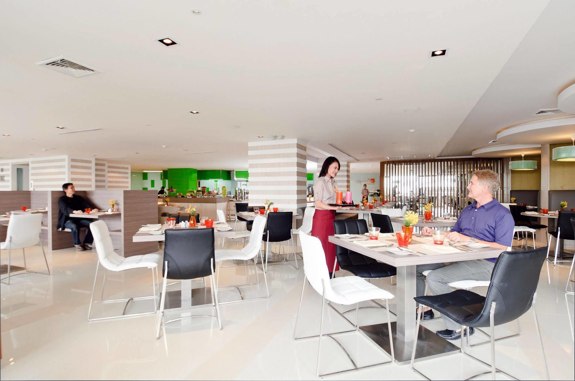 Hilton Garden Inn Bangkok Silom Экстерьер фото