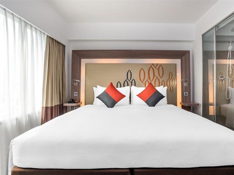 Hilton Garden Inn Bangkok Silom Экстерьер фото
