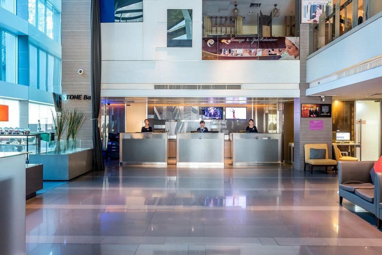Hilton Garden Inn Bangkok Silom Экстерьер фото
