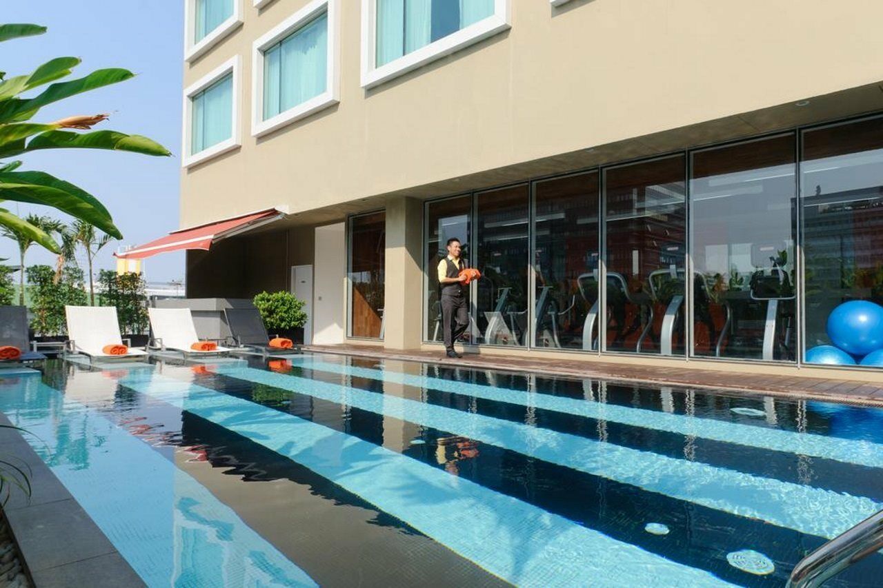 Hilton Garden Inn Bangkok Silom Экстерьер фото