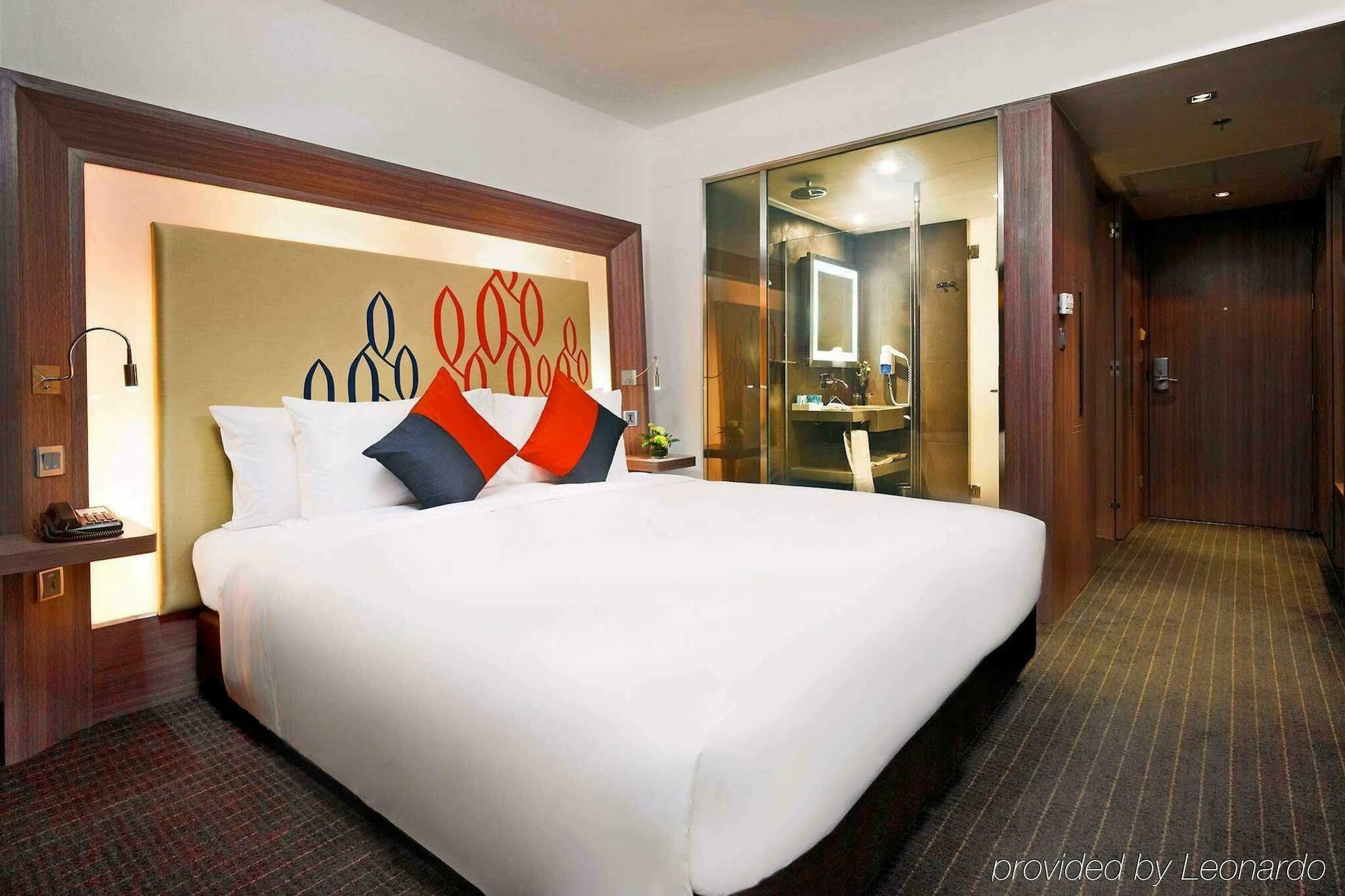 Hilton Garden Inn Bangkok Silom Экстерьер фото