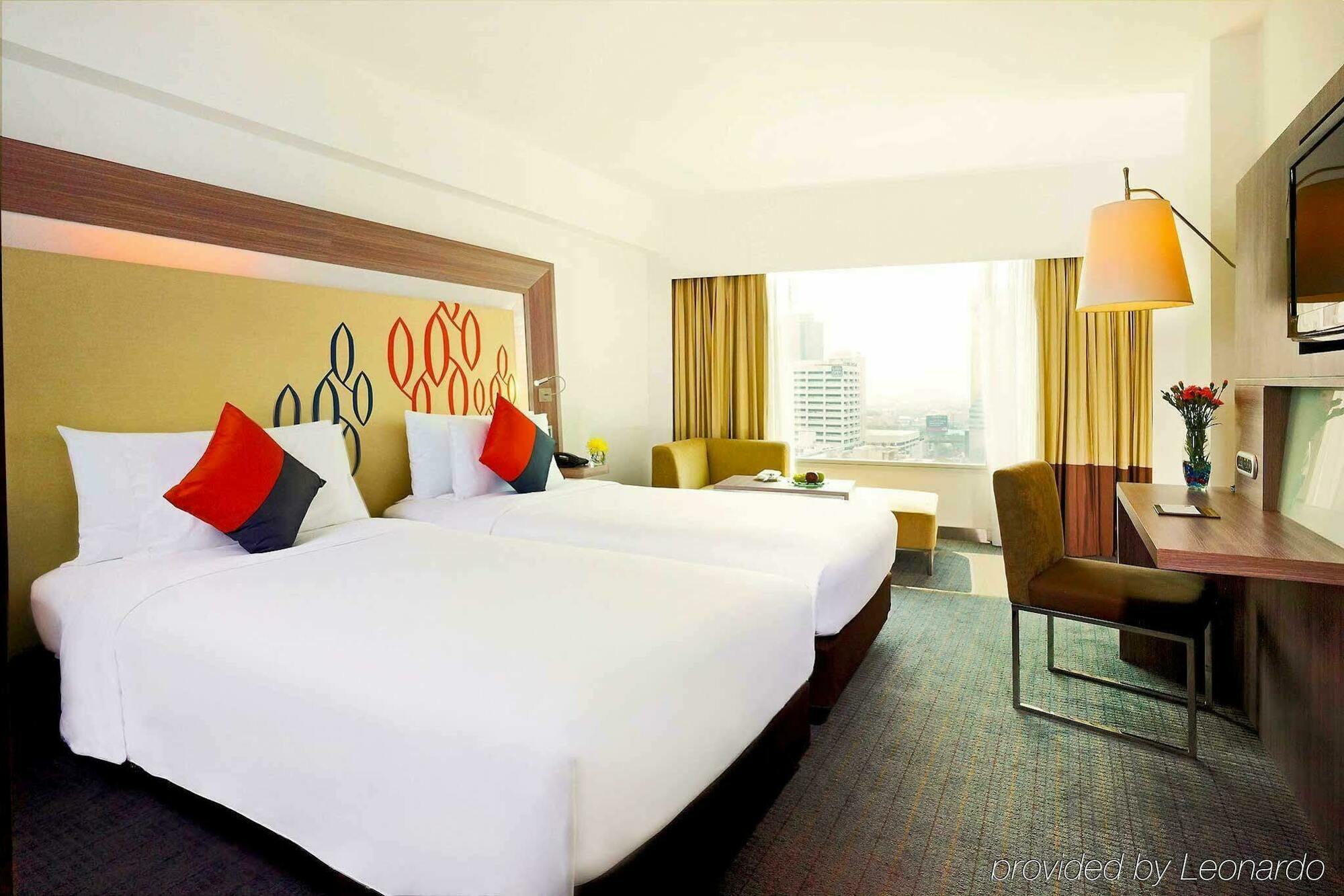 Hilton Garden Inn Bangkok Silom Экстерьер фото