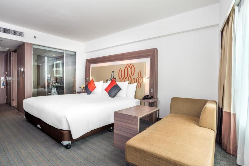 Hilton Garden Inn Bangkok Silom Экстерьер фото